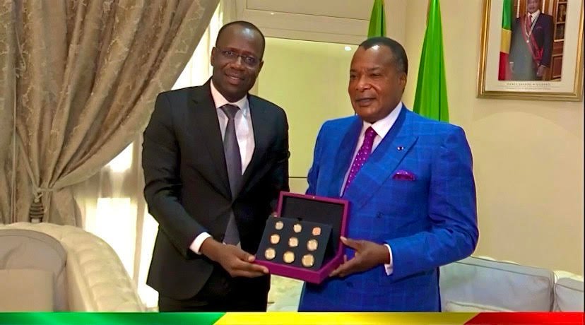 Le gouverneur de la BEAC présente la nouvelle gamme de pièces de monnaie à Denis Sassou-N'Guesso.